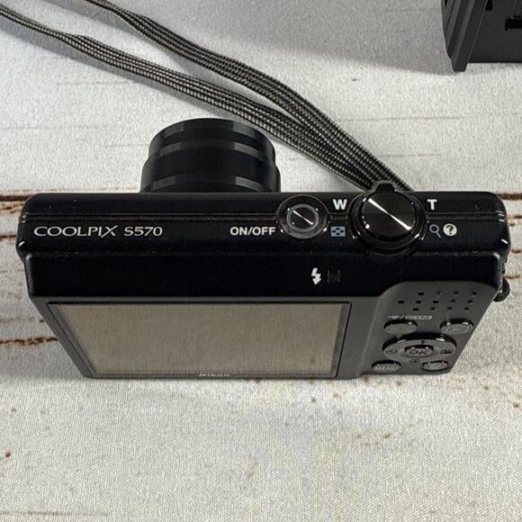 Nikon COOLPIX S570 12.0MP Digital Camera Black PARTS ONLY - Picture 5 of 6